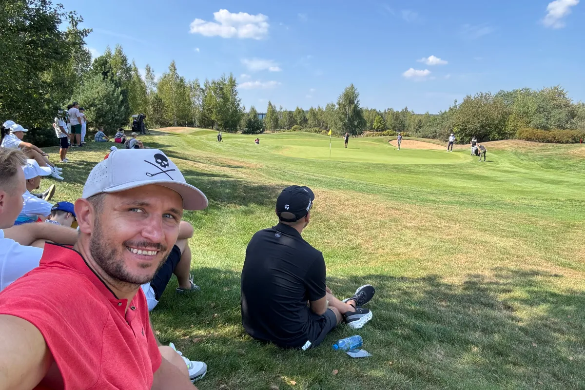 Branding eventu na polu golfowym
