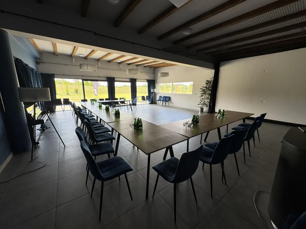 Sala konferencyjna z widokiem na pole golfowe